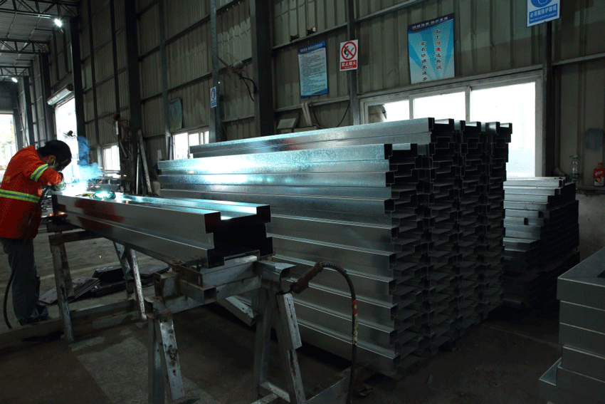 鋼圍擋生產流程大揭秘：10余道工序，鑄就工地安全防線